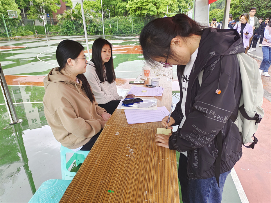 建筑管理学院开展“让旧书获新生，传递爱与知识“主题捐书活动