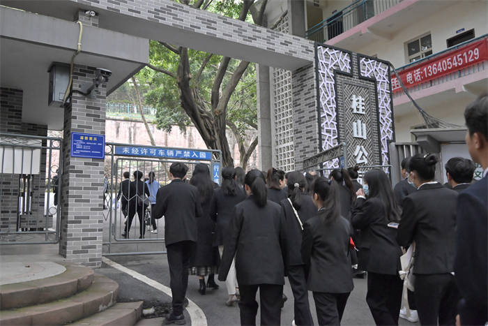 【搜狐新闻】重庆城市科技学院大学生党建工作中心开展清明节扫墓活动