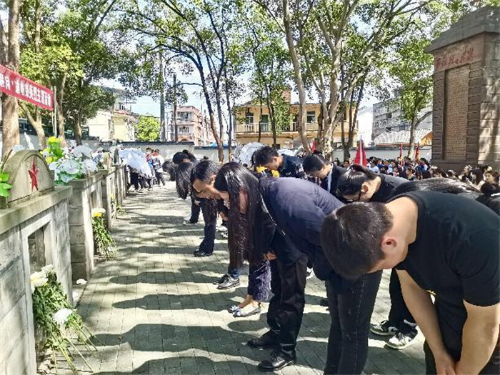 建筑管理学院开展“缅怀先烈承遗志 慰问老人献爱心”活动