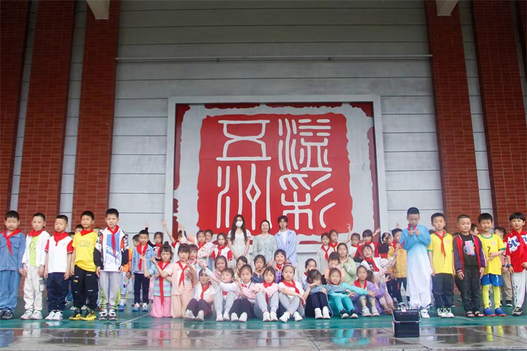建筑管理学院舞蹈队为五洲小学二年级节目排练进行时