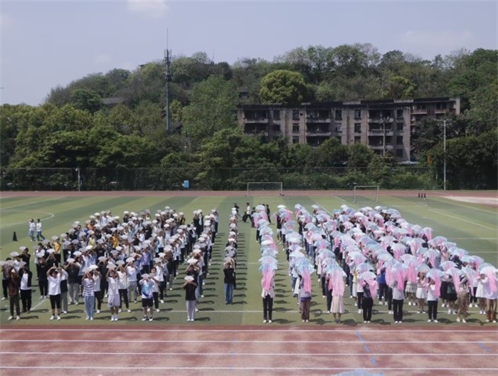建筑与土木工程学院暖心慰问运动会彩排同学