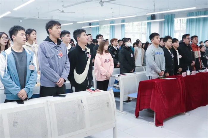 体育与大健康学院团总支开展以学习“雷锋精神”为主题的“每月一学”活动