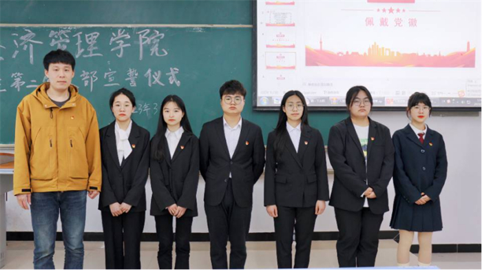 【上游新闻】重庆城科经济管理学院学生开展第二党支部预备党员入党宣誓仪式