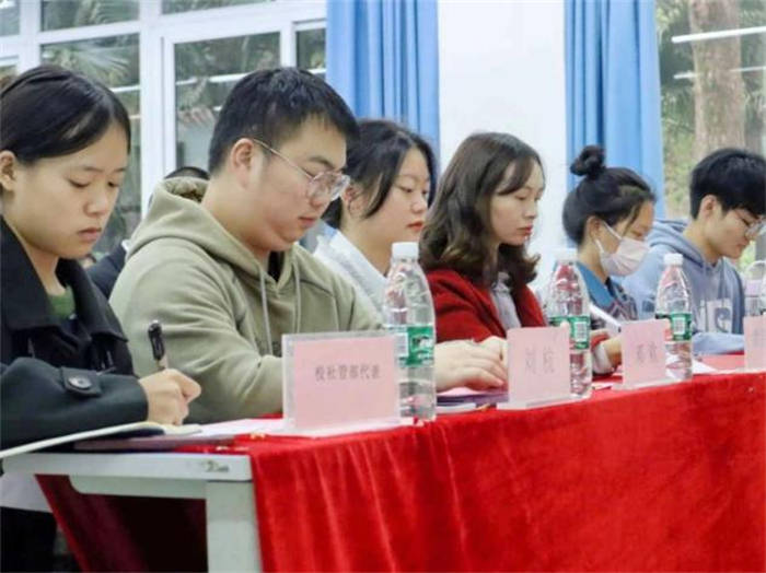 【搜狐新闻】重庆城市科技学院经济管理学院社团负责人联席大会顺利开展