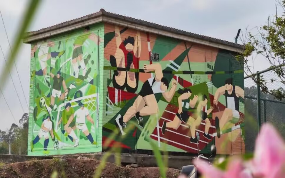 【新重庆】 超浪漫！重庆城市科技学院建筑墙上藏画作