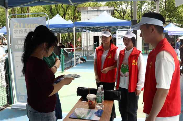 经济管理学院学生党员骨干班开展招聘会志愿服务活动