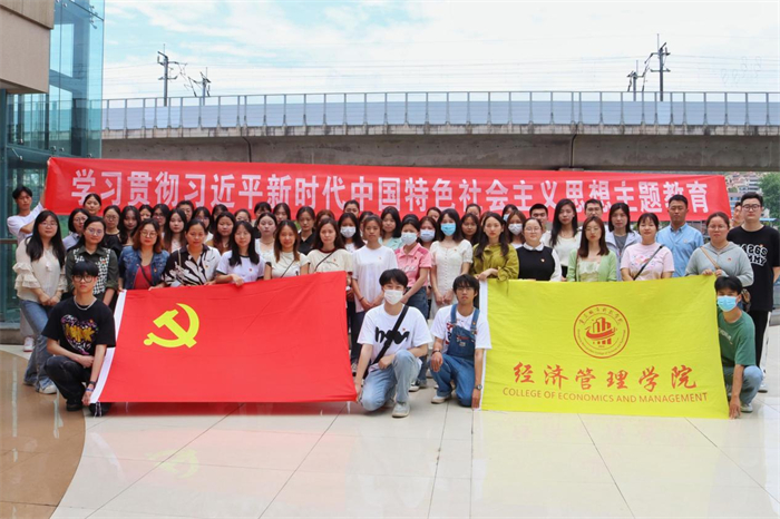 经济管理学院党总支组织观看电影《长空之王》