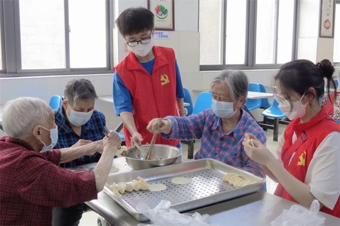 经济管理学院学生第五党支部组织“爱心慰问敬老院，浓情关怀暖人心”活动