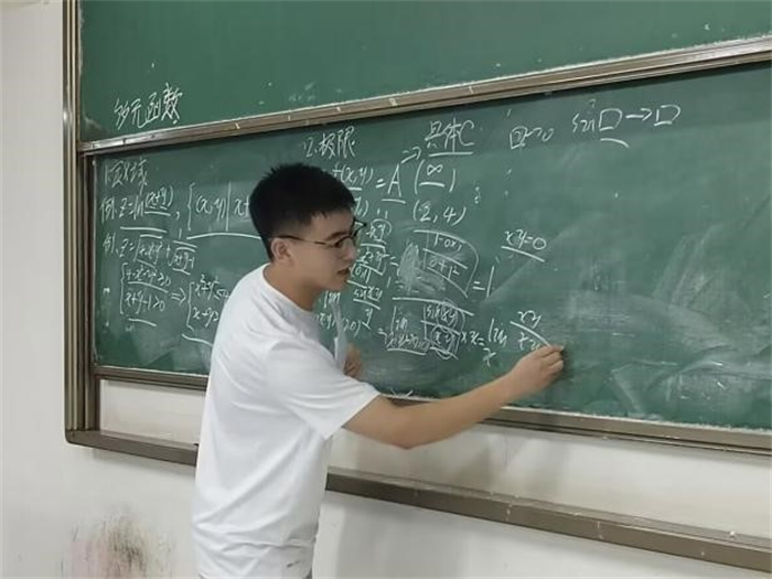 建筑管理学院新时代党员先锋助管组织开展大一新生高等数学辅导班课