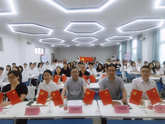 重庆城科党委书记、政府督导专员王银峰为建筑管理学院师生讲授主题教育专题党课并开展调研