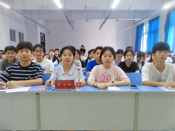 人工智能与大数据学院顺利开展第三期青马工程培训班课题汇报