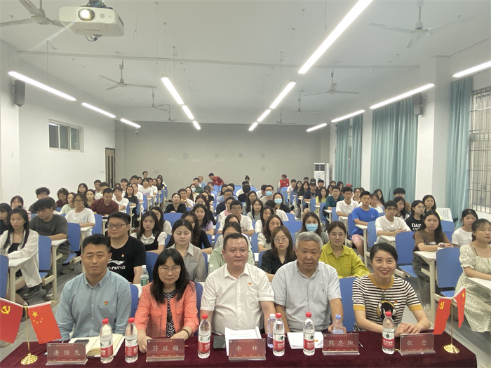 重庆城科副校长余林在人工智能与大数据学院开展主题教育专题党课和调研工作
