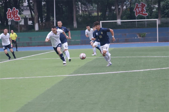 重庆城市科技学院教职工足球队勇夺永川区首届西部职教基地运动会足球项目季军
