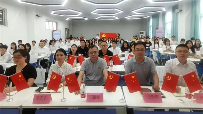 重庆城科党委书记、政府督导专员王银峰前往人文学院开展主题教育专题党课和调研工作