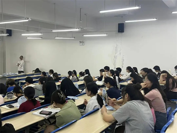 人文学院外国语言与文化系举办“校企合作深度推进宣讲会”