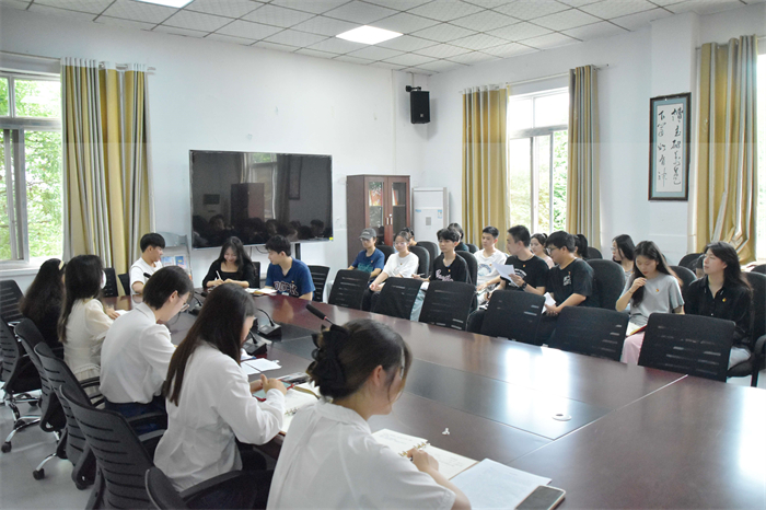 人文学院学生第一党支部开展6月组织生活会及预备党员转正大会
