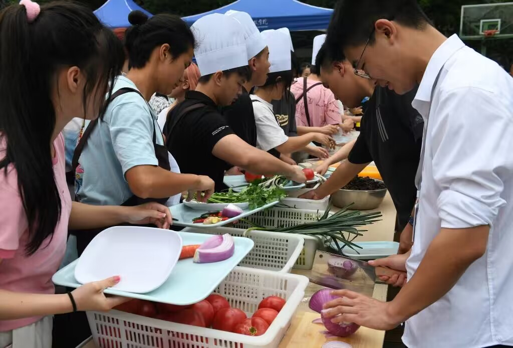 【中国新闻网】重庆城市科技学院举办“厨神争霸赛” 大学生校园秀厨艺引围观