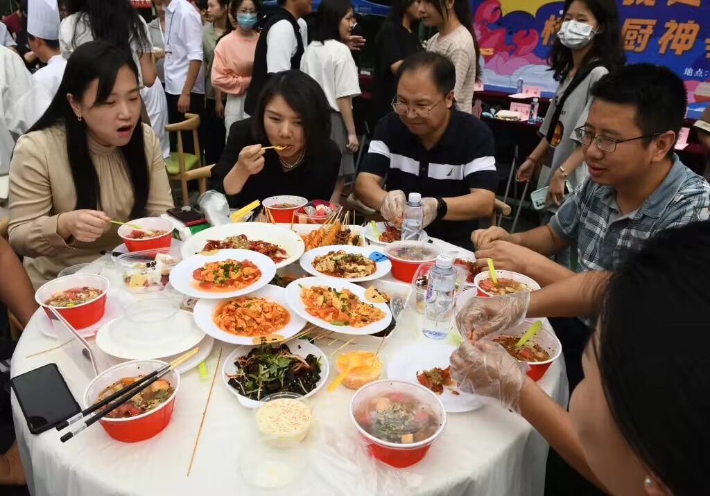 【新重庆】重庆城市科技学院开设“坝坝席” 师生大快朵颐嗨“惨”了