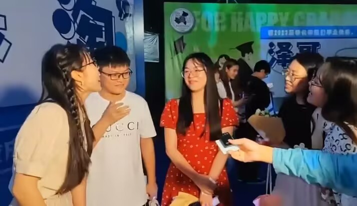 【新重庆】你教我知识，我送你出嫁 重庆城市科技学院毕业生给大学老师送上最美祝福