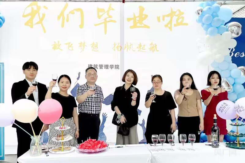 【央广网】愿此去繁花似锦 再见依然如故，重庆城市科技学院毕业季