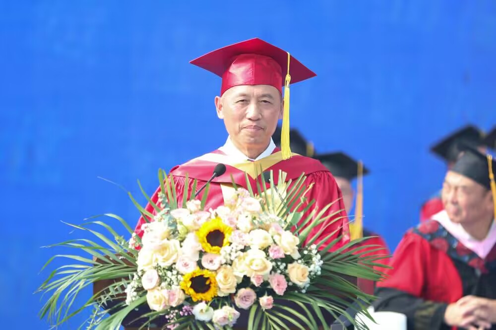 【重庆日报】重庆城市科技学院校长送“启程礼”