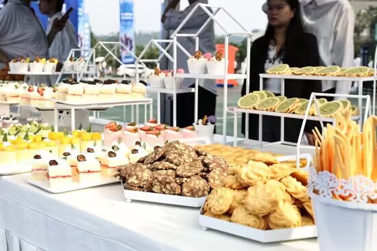 【中国新闻网】 重庆城市科技学院毕业典礼如“美食盛宴”