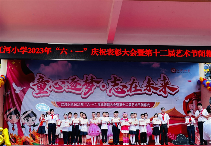 城科图书馆前往永川红河小学开展图书捐赠活动