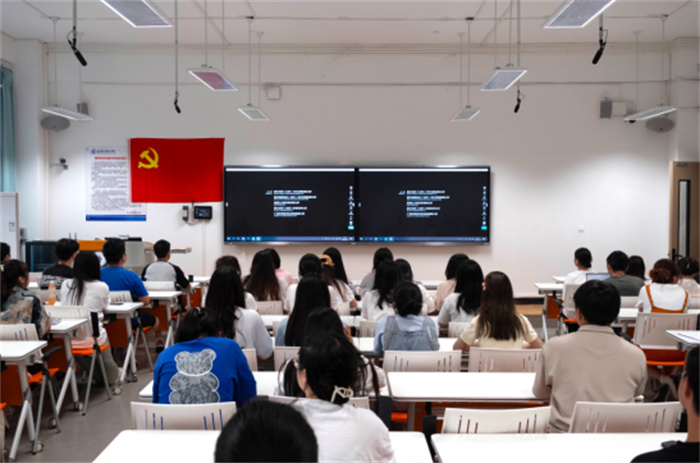 经济管理学院党总支组织毕业生党员观看电影《惊天救援》