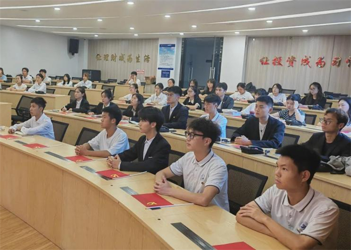 重庆城科党委副书记、副校长贾瑞为体育与大健康学院开展主题教育专题党课