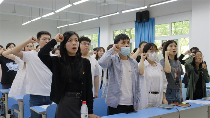 经济管理学院学生第二党支部开展“青春心向党，逐梦向未来”主题党日活动