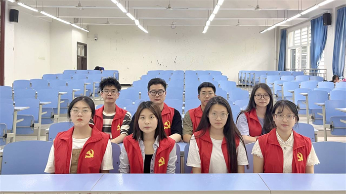 经济管理学院学生第二党支部开展清洁志愿服务