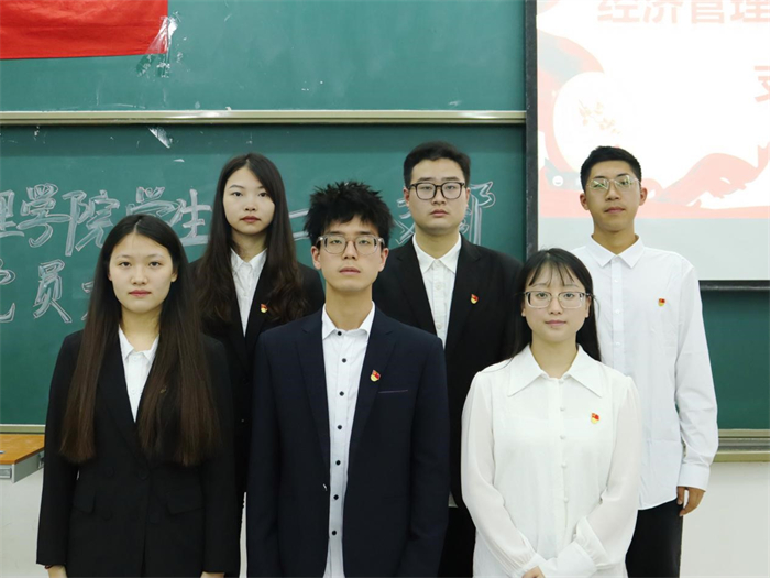 经济管理学院学生第二党支部预备党员入党宣誓仪式