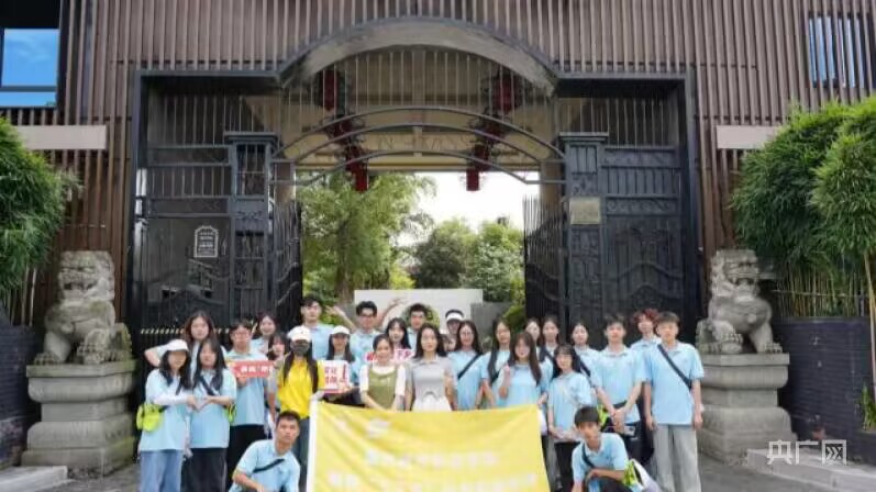 【央广网】 重庆城市科技学院三下乡”团队勇担非遗宣传员