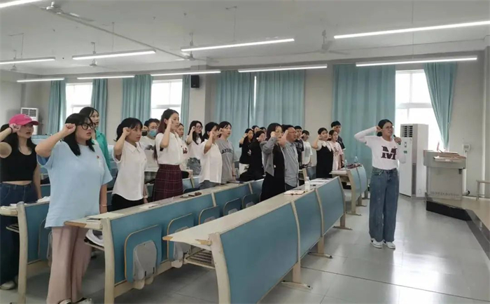 中共重庆城市科技学院体育与大健康学院学生第一支部委员会举行预备党员吸收大会