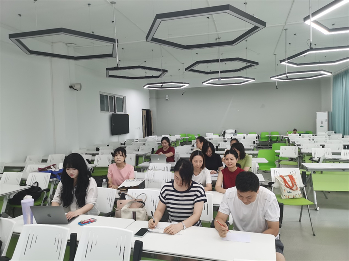 人文学院开展大学外语七月主题活动（二）