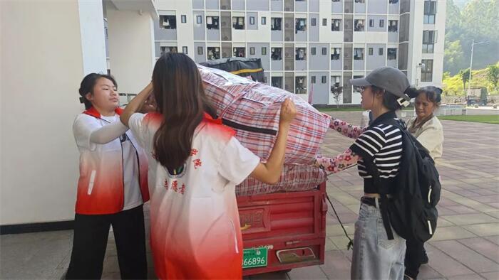【大鱼新闻】重庆城科体育与大健康学院组织开展寝室搬迁志愿服务