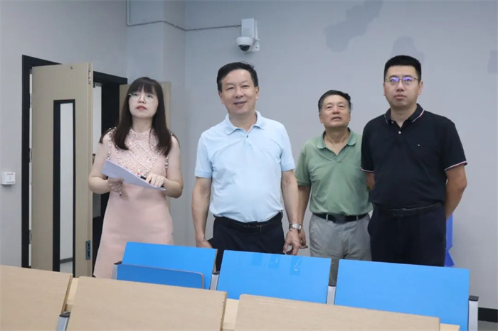重庆城市科技学院校领导深入开学第一课课堂检查