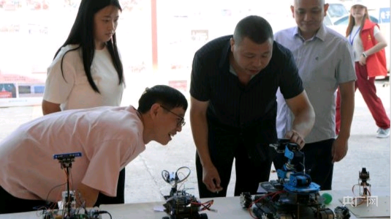 【央广网】硬核迎新｜重庆城市科技学院大一新生报到现场变身智能科技“体验课堂”