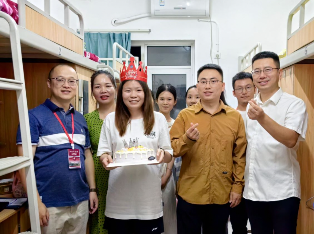 【中国新闻网】重庆城市科技学院为新生过生日送祝福