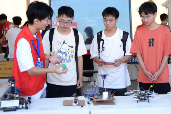 【中国新闻网】重庆城市科技学院迎新现场变身“实操场地” 吸引新生体验专业成果