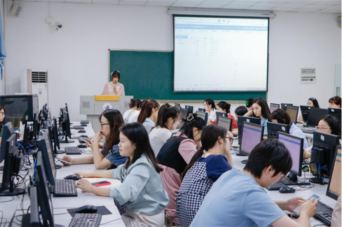 大学生就业指导服务中心召开2024届毕业班辅导员专题培训会