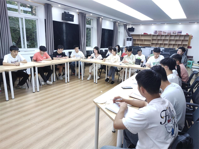 建筑与土木工程学院学生召开第四党支部组织生活会