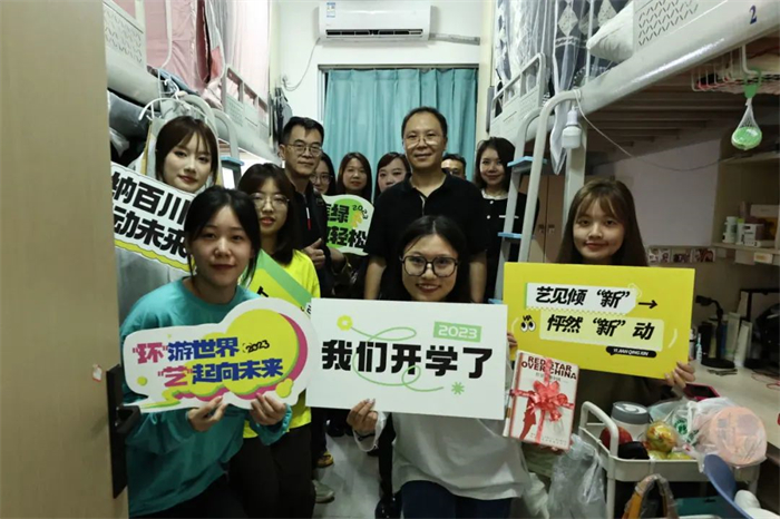 重庆城科领导和老师走访巴南校区学生寝室看望入住学生