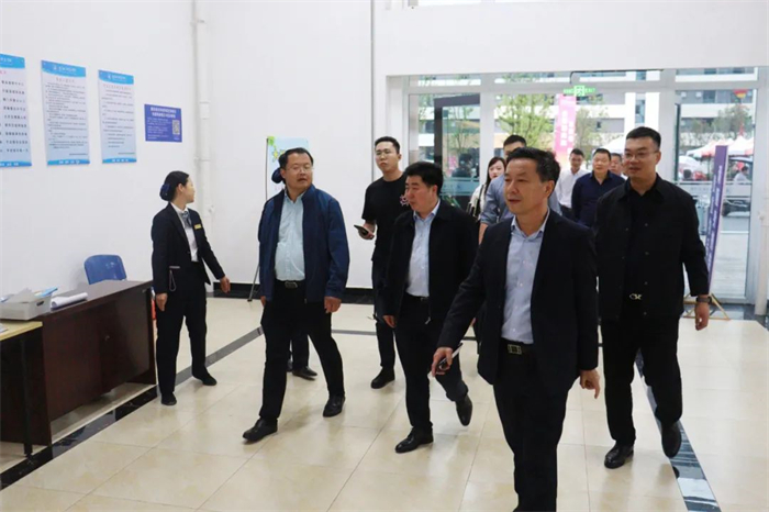 巴南区政府冉仁均副区长一行到校检查2023年秋季学期开学工作