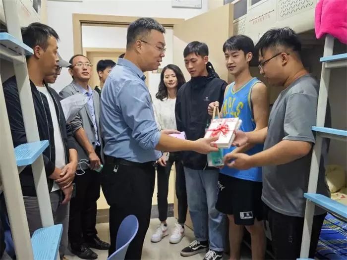 【网易新闻】重庆城市科技学院领导和老师走访巴南校区学生寝室看望入住学生