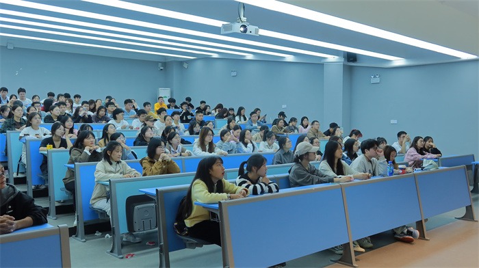 【一点资讯】重庆城市科技学院图书馆成功开展2023级新生读者入馆教育