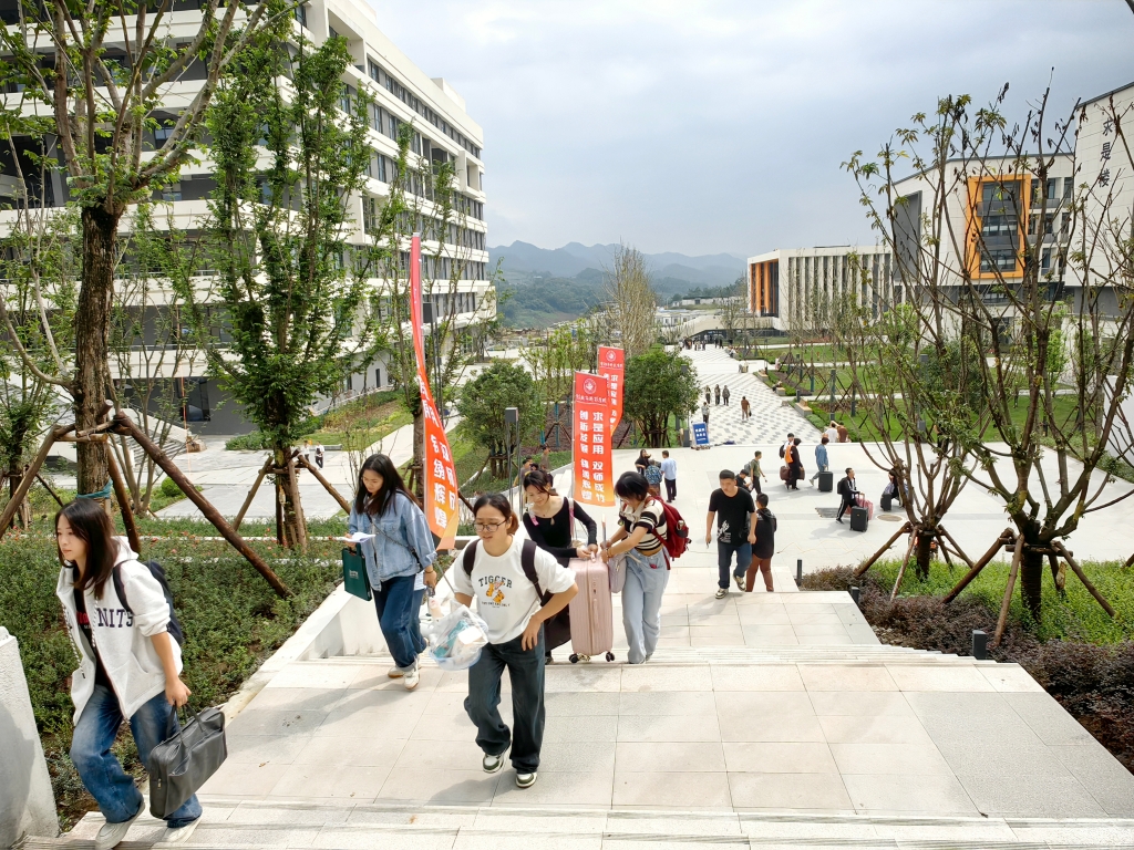 【华龙网】重庆城市科技学院巴南校区正式启动，迎来首批新生