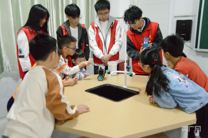 【央广网】图集｜重庆城市科技学院把科普实验带进小学科技节现场