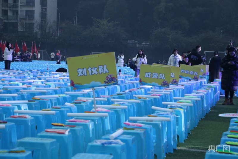 【央广网】图集｜重庆城市科技学院迎新晚会幕后的“青春剪影”
