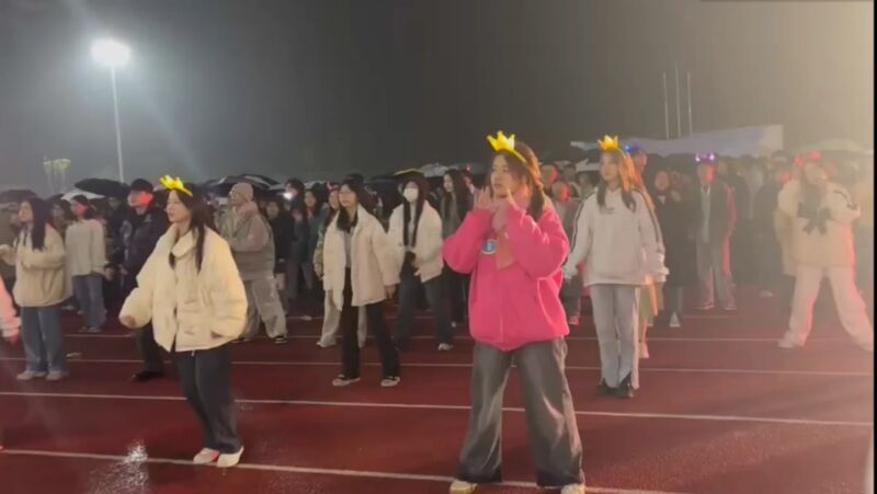 【华龙网】视频 | 重庆城市科技学院里刮起“广场舞”风